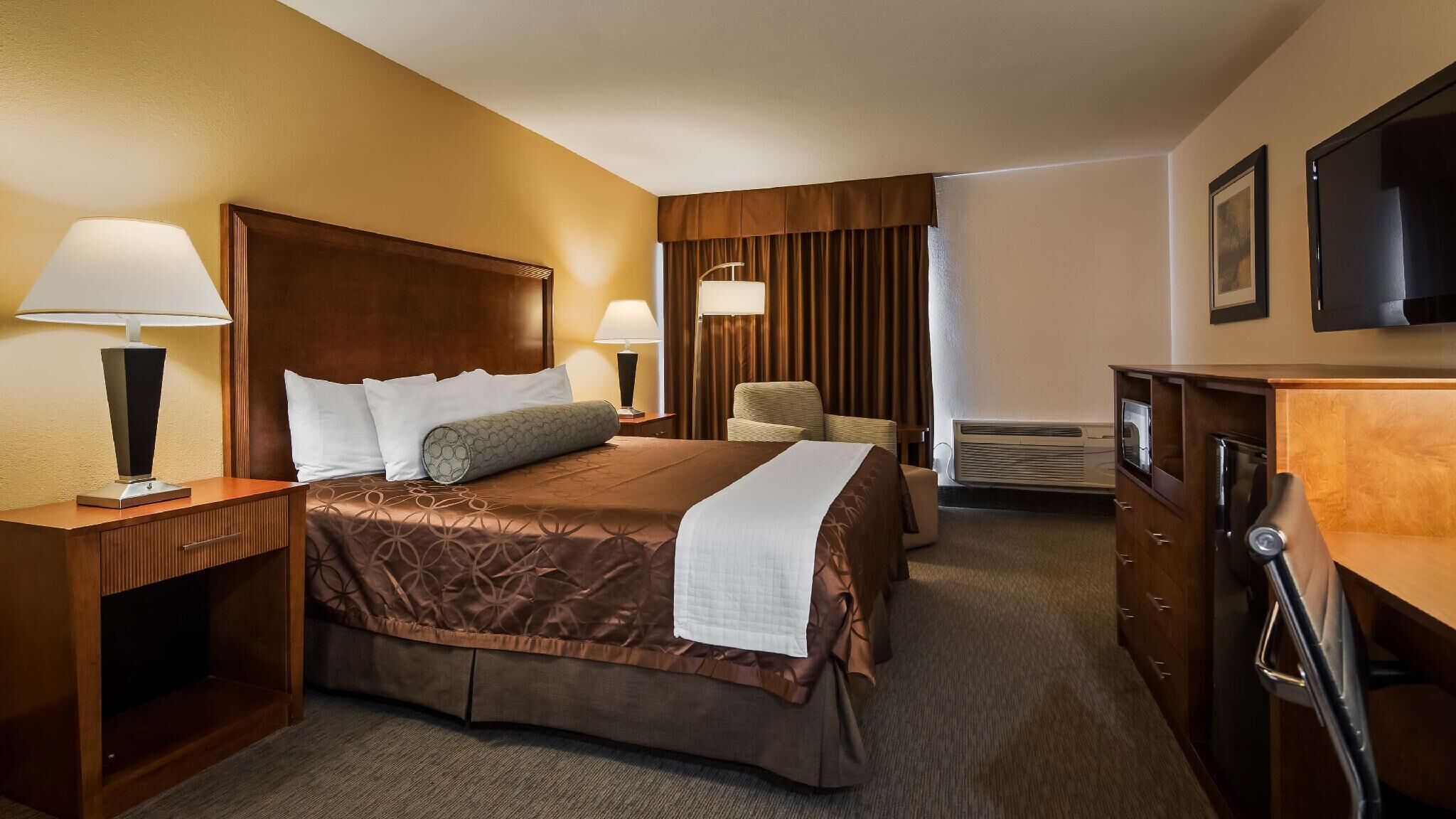 1 bedroom, pillow-top beds, desk, laptop workspace