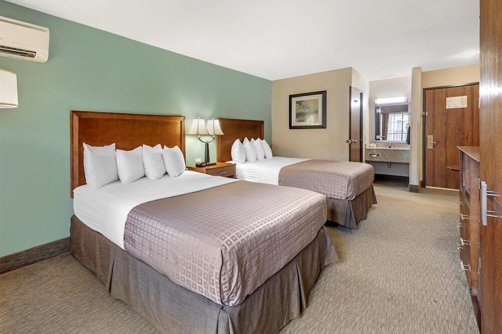 1 bedroom, pillow-top beds, desk, laptop workspace