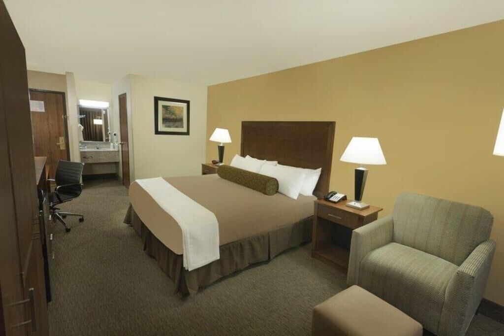 1 bedroom, pillow-top beds, desk, laptop workspace