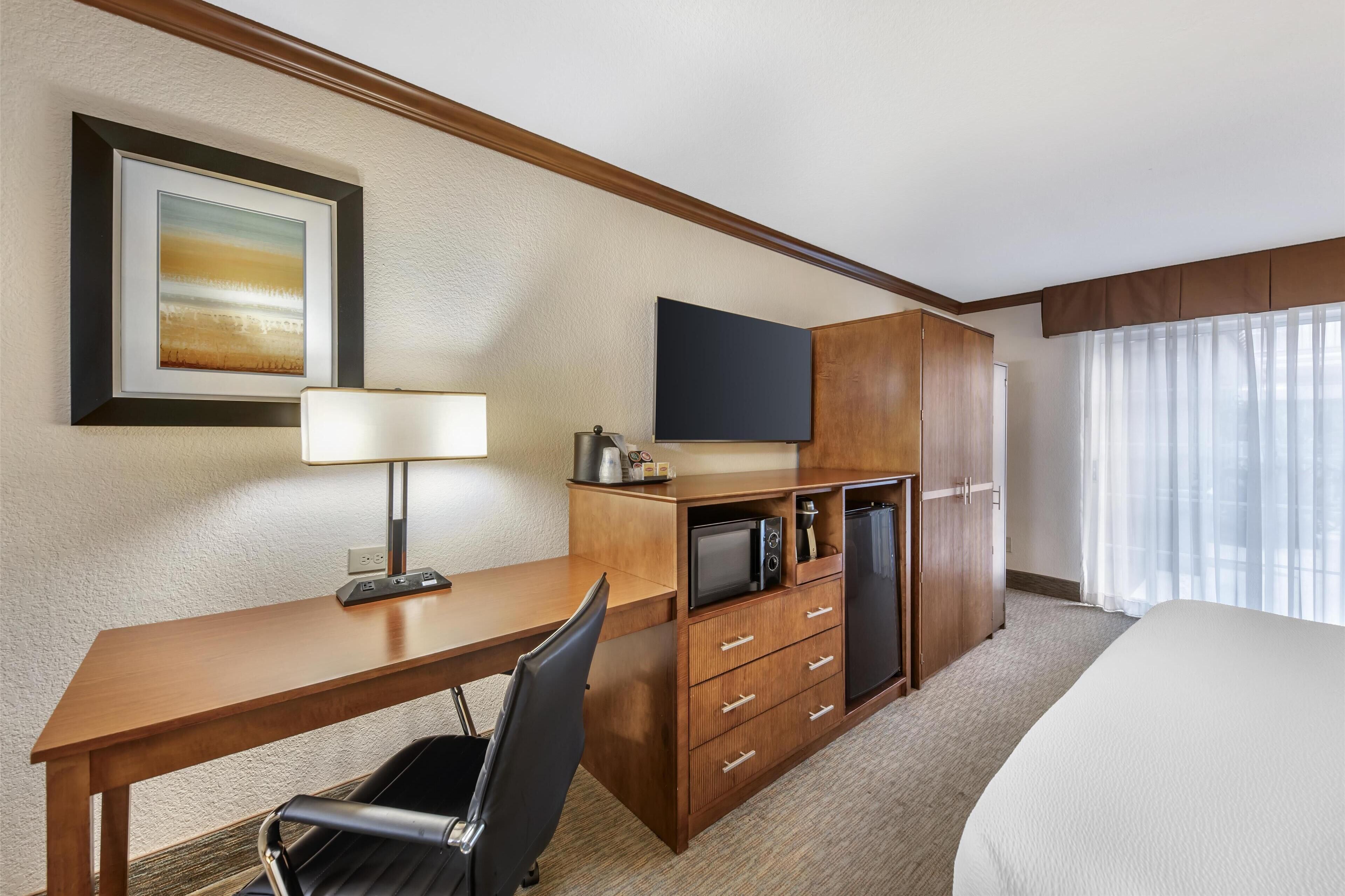 standard room, 1 king bed, refrigerator & microwave, poolside | 1 bedroom, pillow-top beds, desk, laptop workspace