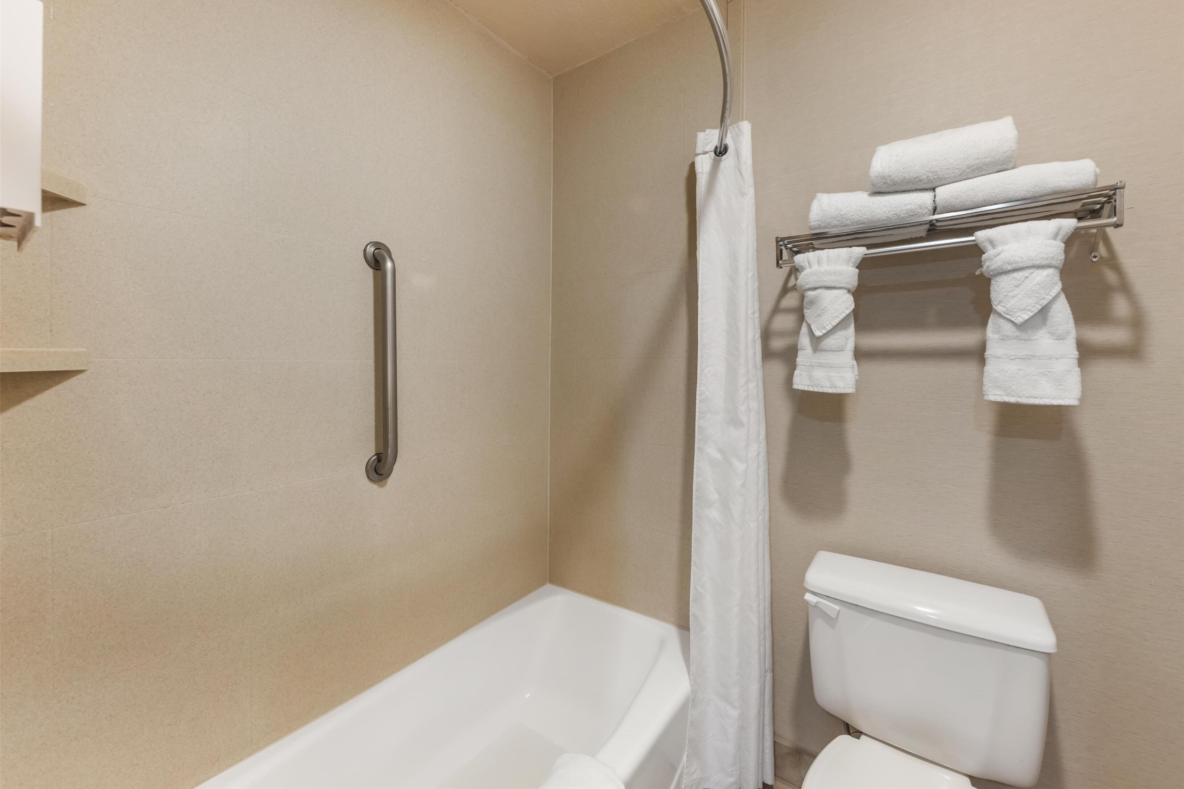 standard room, 1 king bed, non smoking, refrigerator & microwave | bathroom | combined shower/bathtub, free toiletries, hair dryer, towels