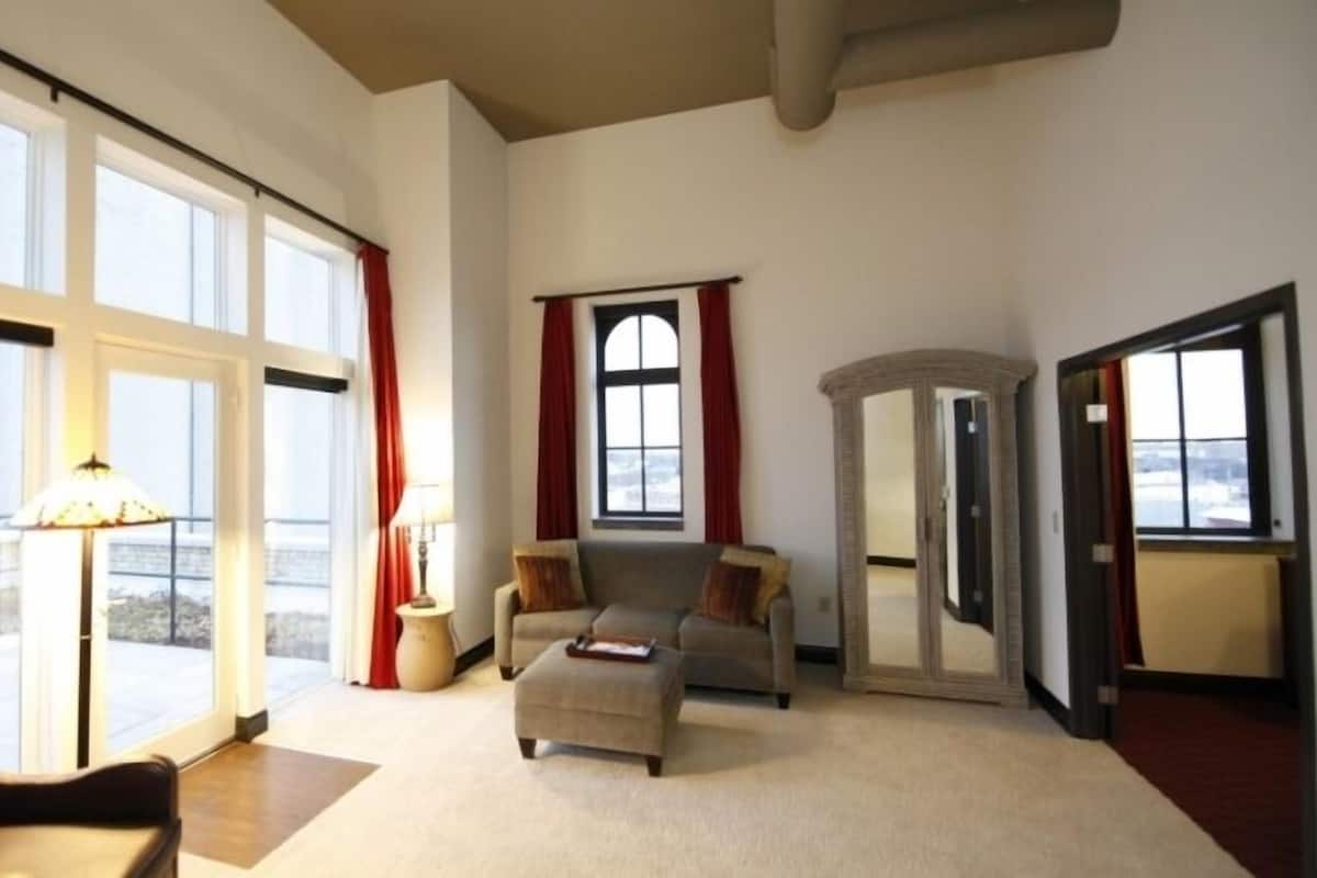 Premium bedding, pillowtop beds, desk, blackout drapes