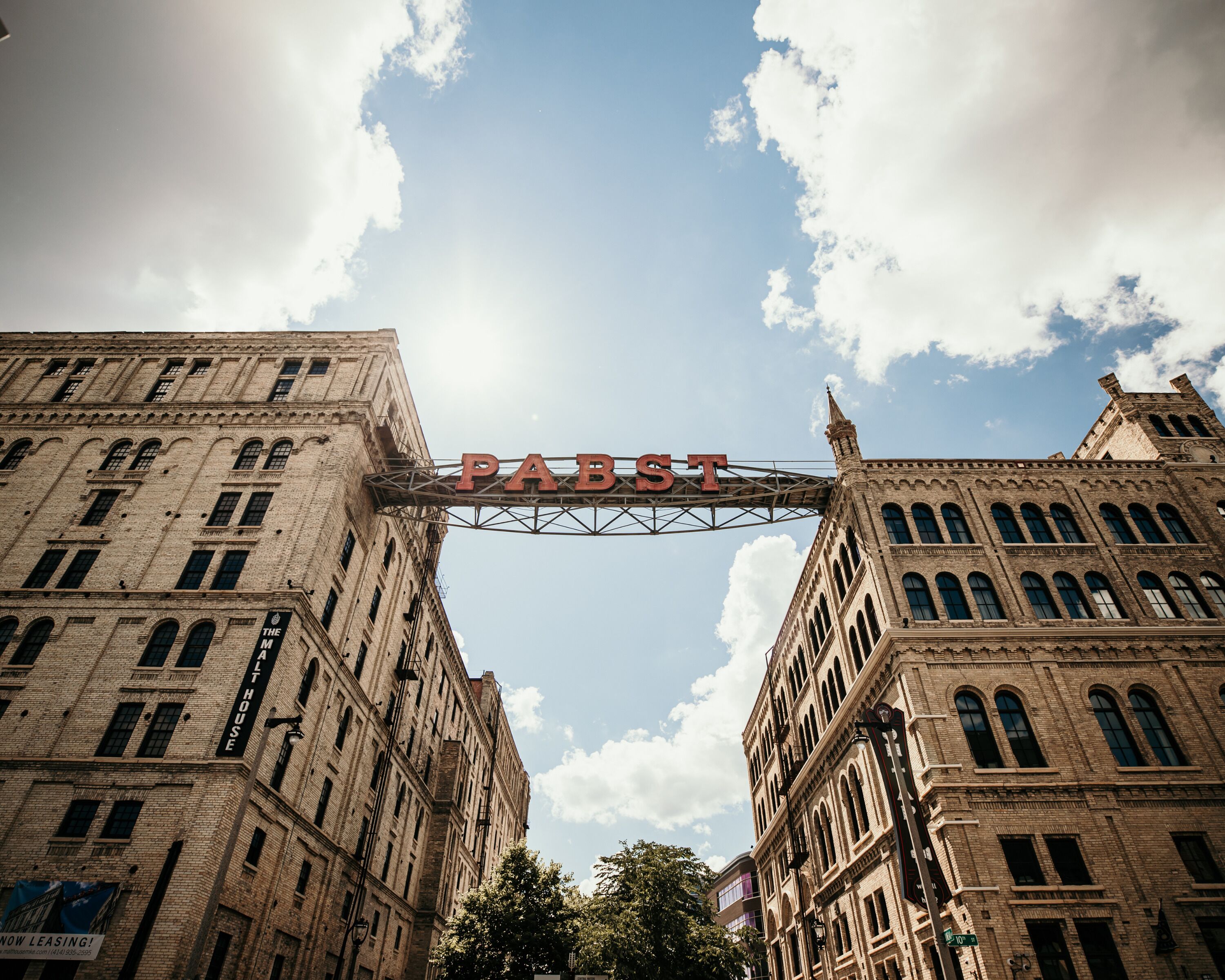 Un edificio storico con il cartello 
