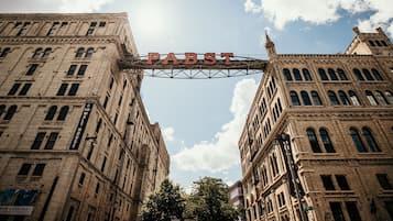 Un edificio storico con il cartello