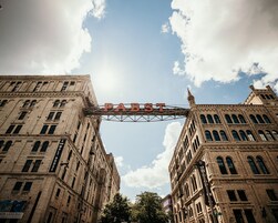 Un edificio storico con il cartello 