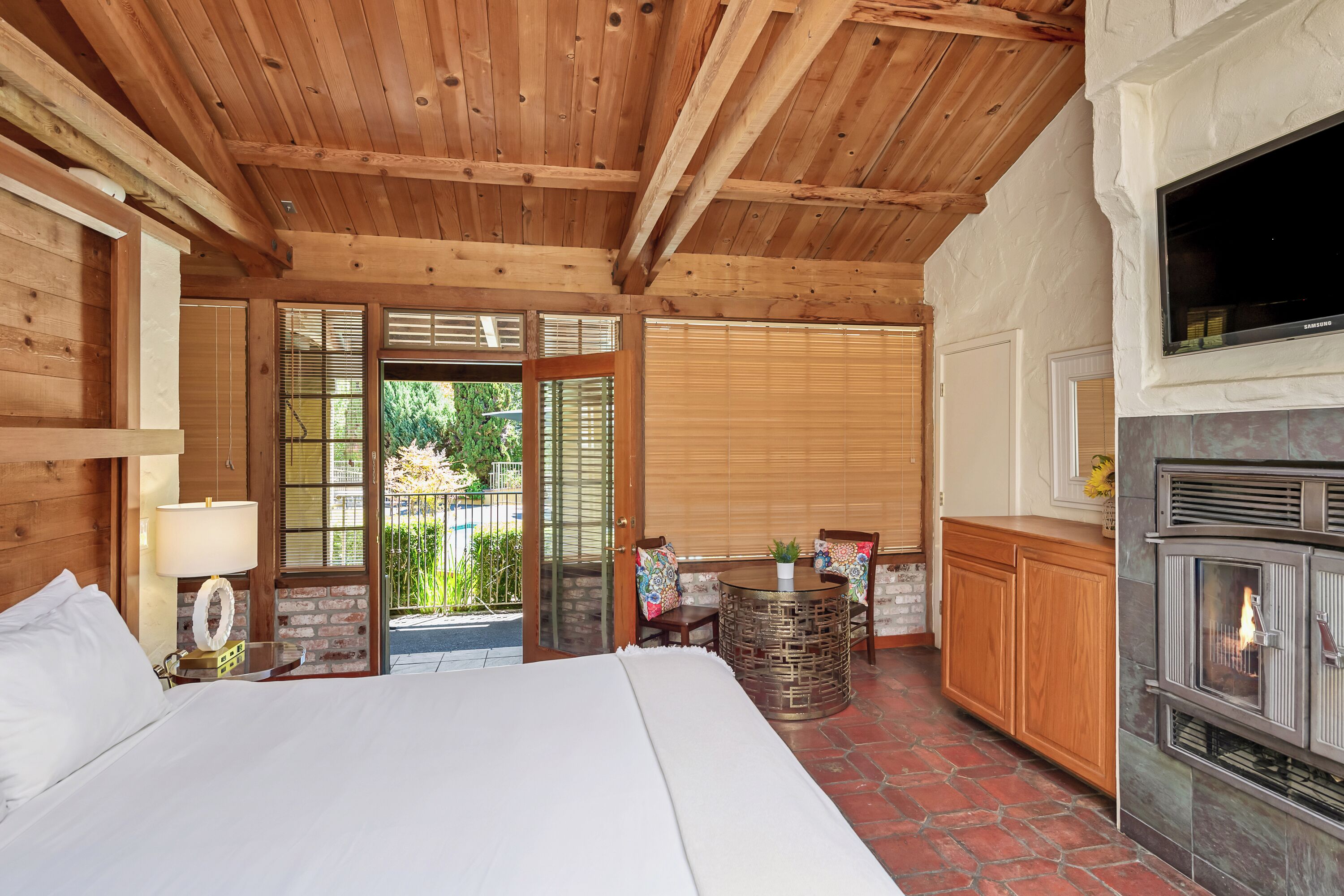 Room, 1 King Bed, Poolside | Premium bedding, pillowtop beds, desk, bed sheets