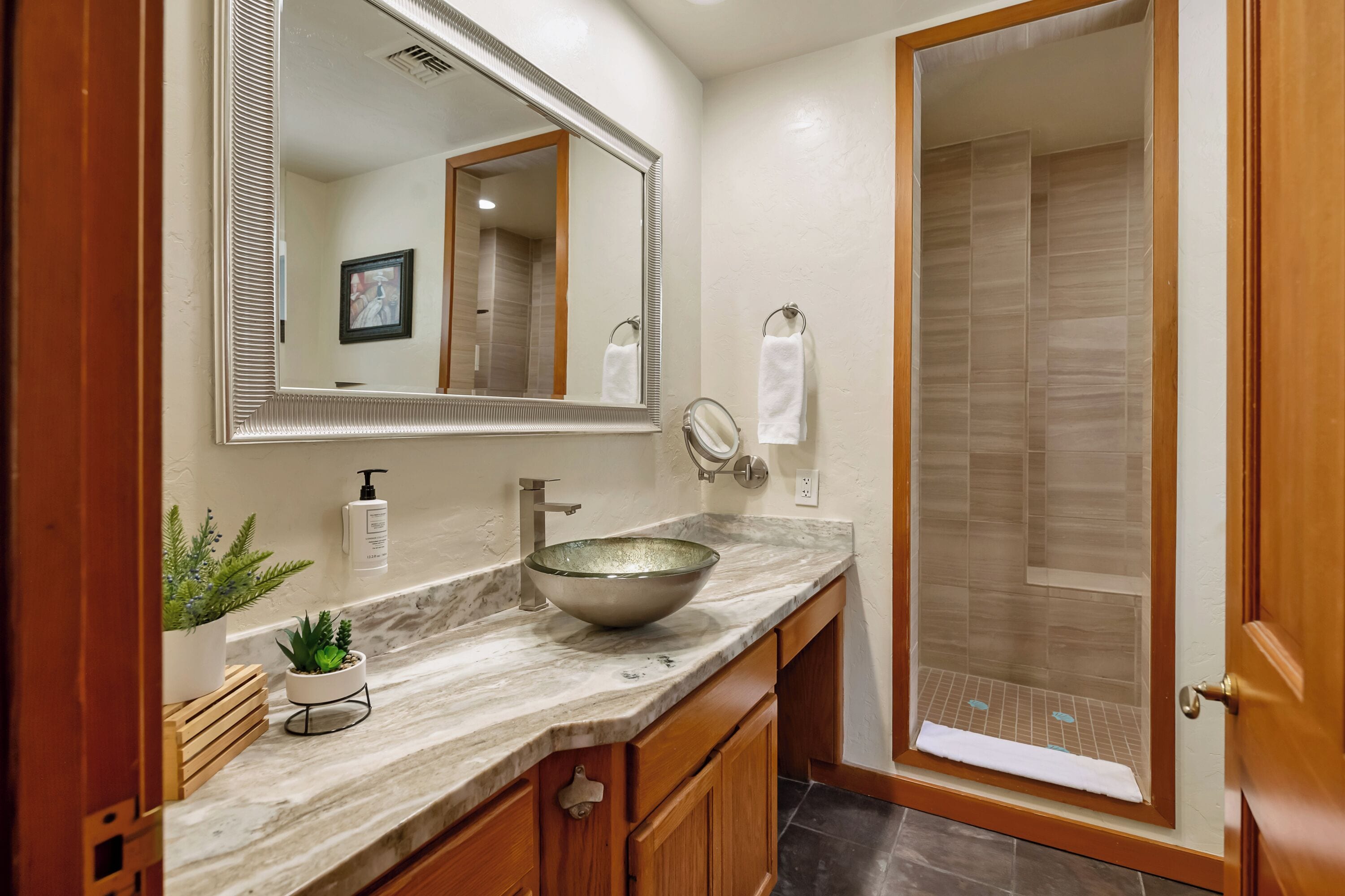 deluxe room, 1 king bed, poolside | bathroom | free toiletries, hair dryer, towels