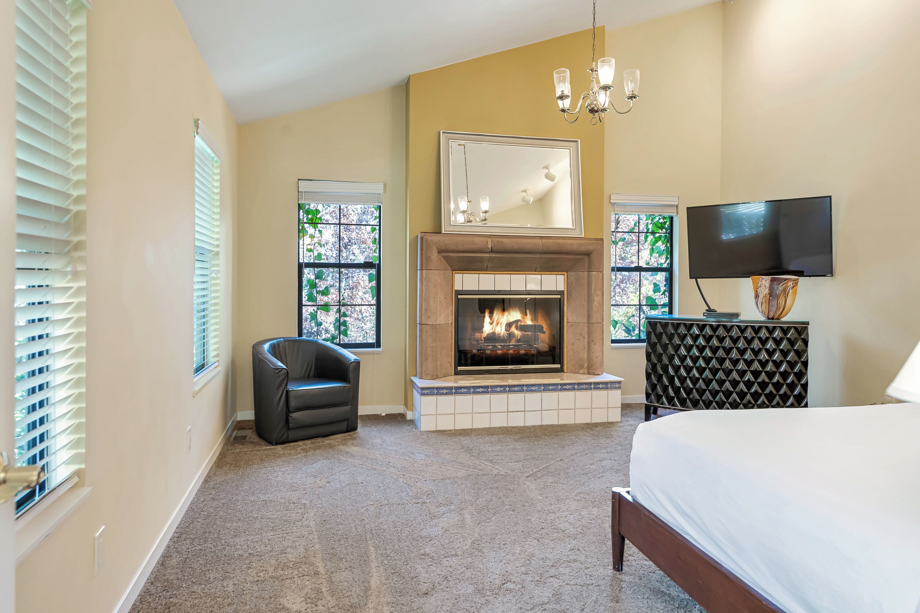 grand room (residence) | premium bedding, pillow-top beds, desk, bed sheets