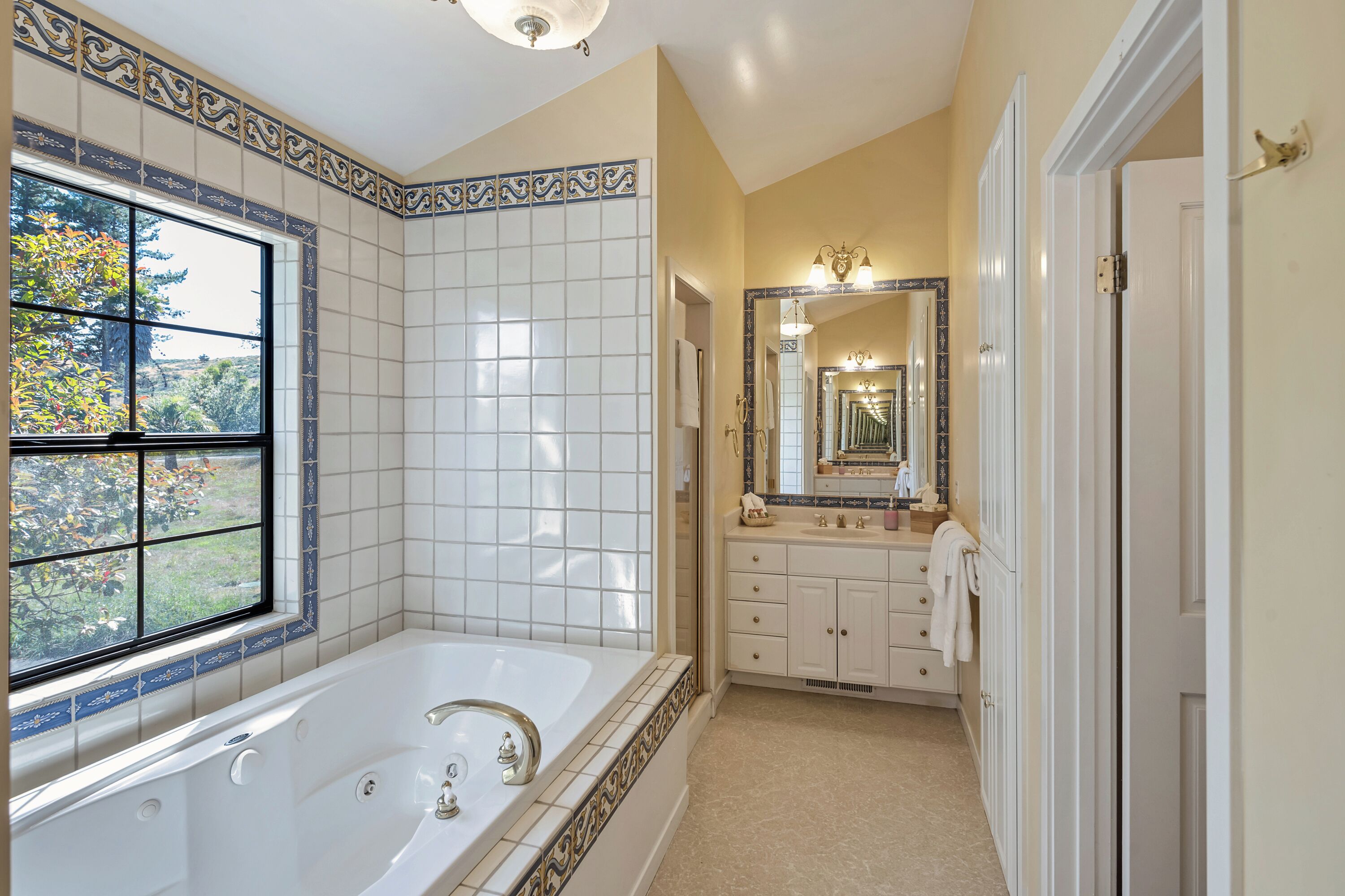 grand room (residence) | bathroom | free toiletries, hair dryer, towels