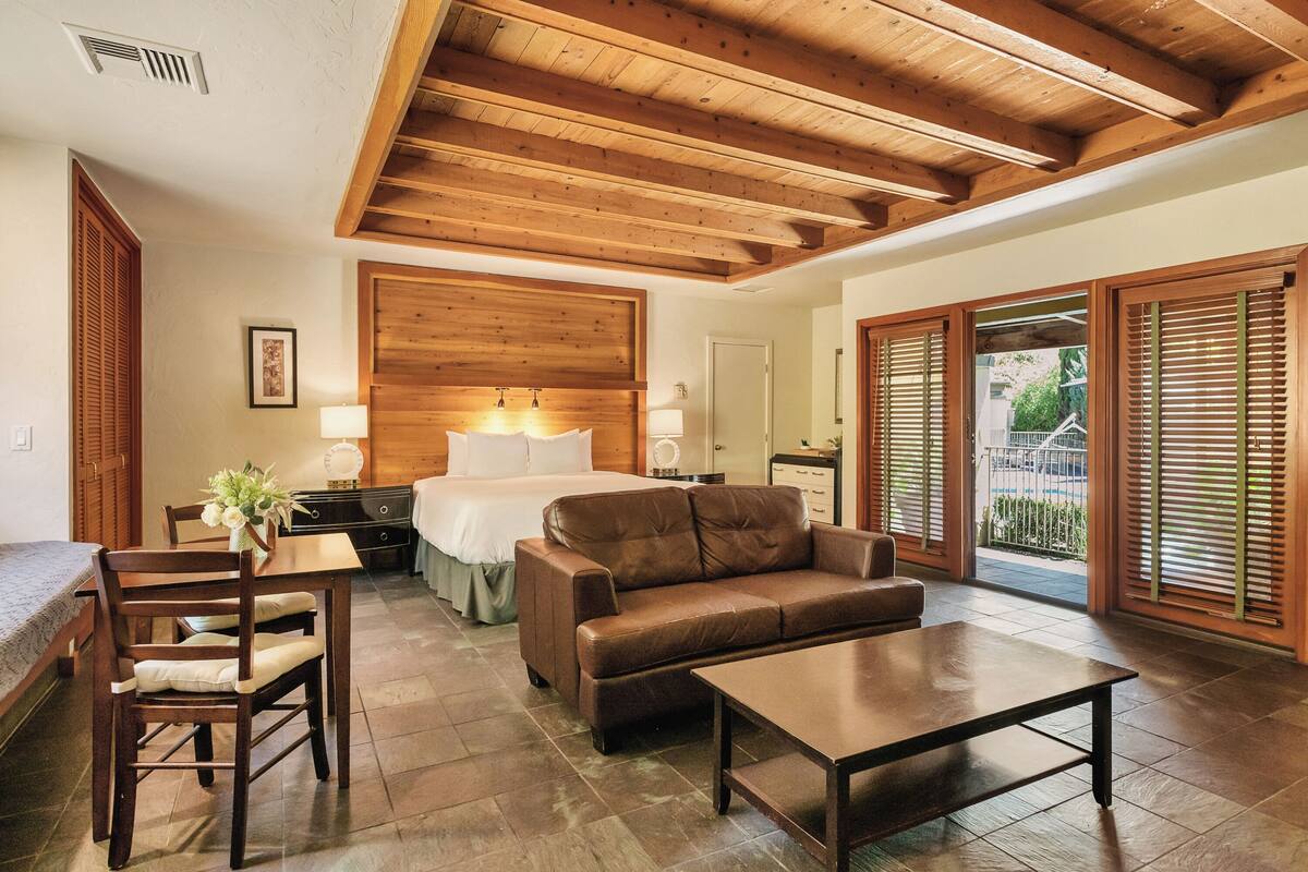 Suite, Poolside | Premium bedding, pillowtop beds, desk, bed sheets