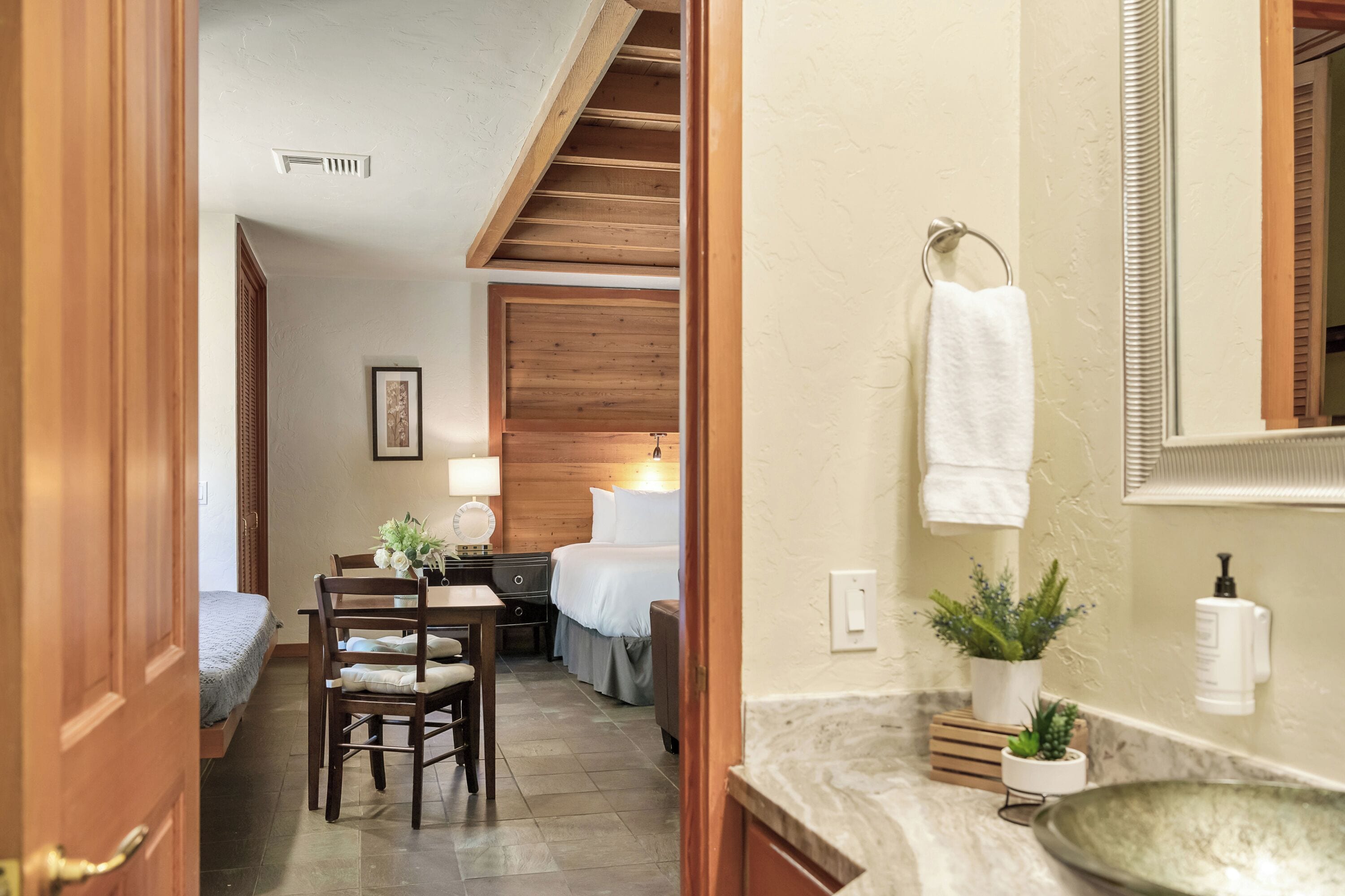 deluxe room, 1 king bed, poolside | bathroom | free toiletries, hair dryer, towels