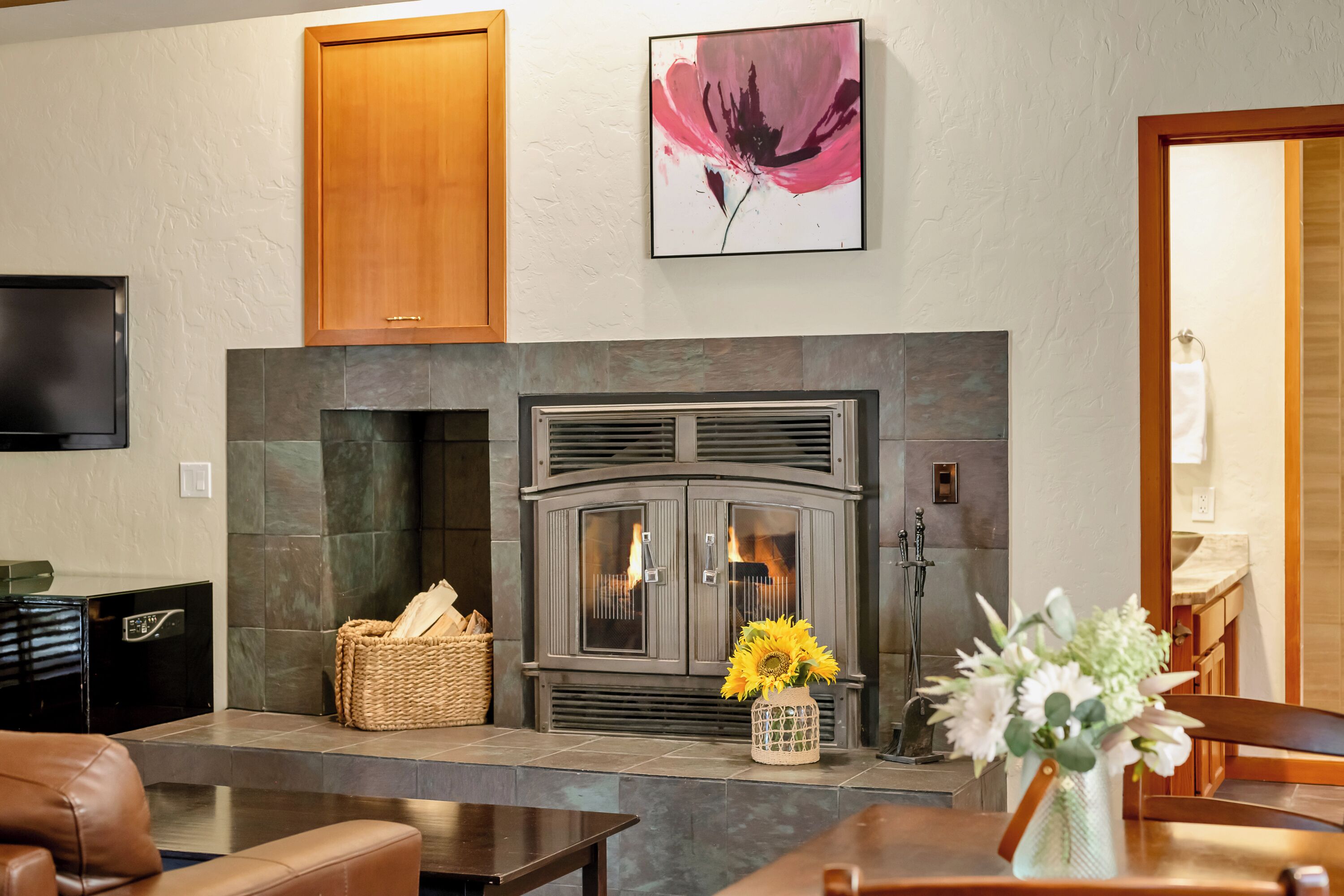 deluxe room, 1 king bed, poolside | living area | flat-screen tv