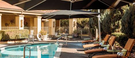 Utendørsbasseng og solsenger