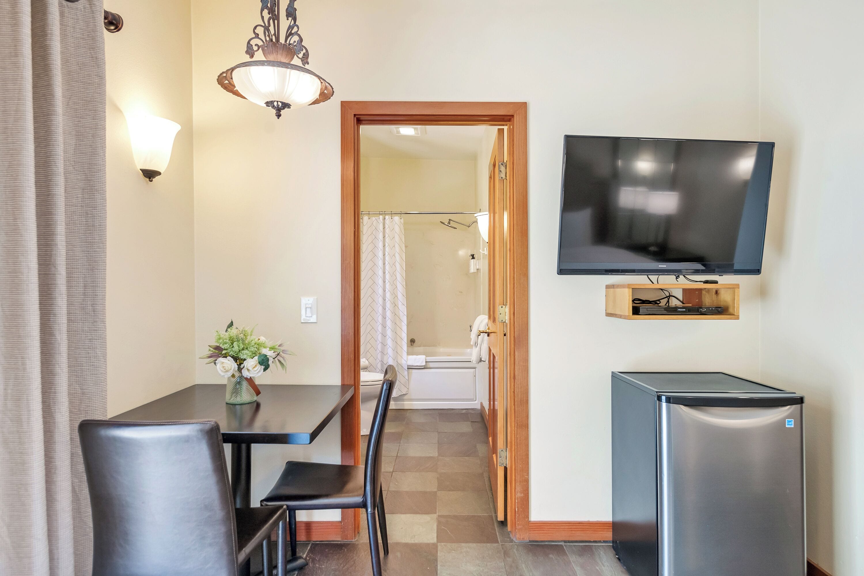 room (hillside) | premium bedding, pillow-top beds, desk, bed sheets