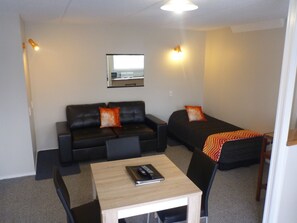 Cortinas blackout, tabla de planchar con plancha y wifi gratis