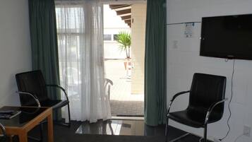 Appartement de 2 chambres | Coin séjour | Télévision à écran plat de 32 pouces avec chaînes numériques, télévision