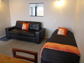 อพาร์ทเมนท์, 1 ห้องนอน | ห้องนั่งเล่น | ทีวีจอแบน 32 นิ้ว พร้อมช่องดิจิตอล, ทีวี