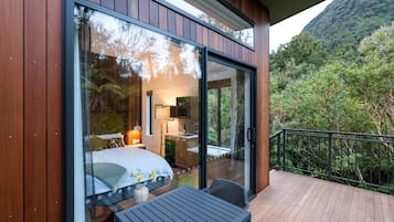 Deluxe Tree Hut | Free WiFi, bed sheets