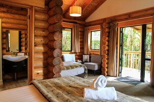Quarto casal superior | Wi-Fi de cortesia, roupa de cama