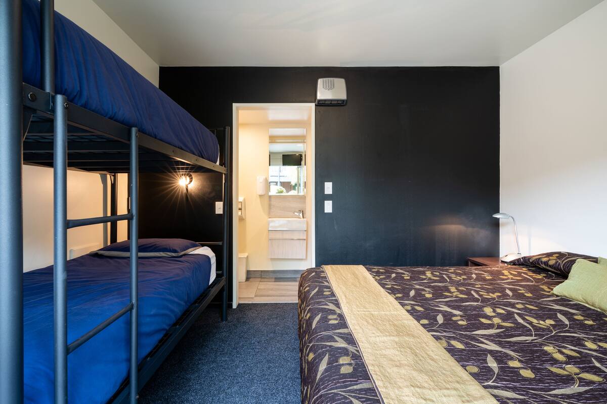 Habitación con 1 cama matrimonial o 2 individuales | Wifi gratis y ropa de cama