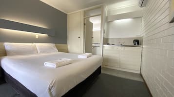 Queen Room | Desk, soundproofing, iron/ironing board, free WiFi