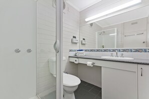 Buồng tắm vòi sen, đồ dùng nhà tắm miễn phí, máy sấy tóc, khăn tắm 