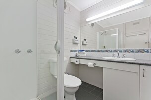 Ducha, artículos de tocador gratuitos, secador de pelo, toallas