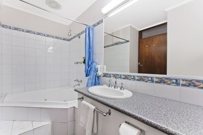 Spa Room | Private spa tub - Mahogany Motel (Warrnambool)