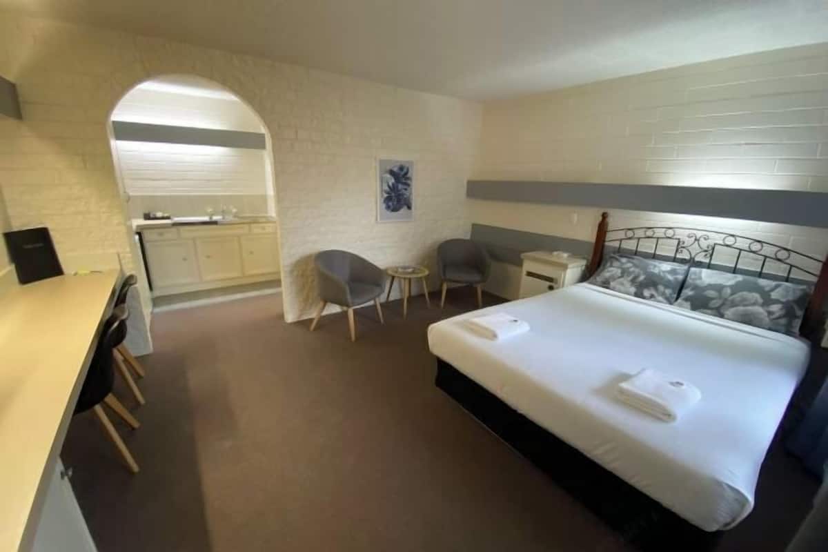 Bureau, chambres insonorisées, fer et planche à repasser, Wi-Fi gratuit