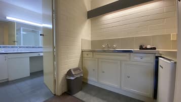Queen + 1 single | Private kitchen | Fridge, microwave, coffee/tea maker