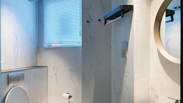 Shower, sandal, dan handuk