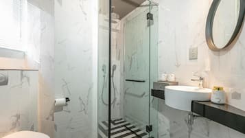 Buồng tắm vòi sen, dép đi trong nhà, khăn tắm