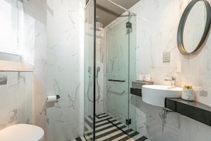 Douche, chaussons, serviettes fournies