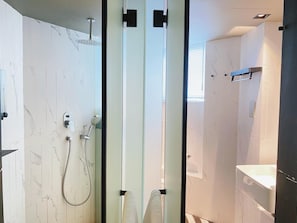 Douche, chaussons, serviettes fournies