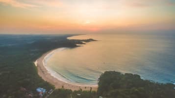 Na praia, toalhas de praia, prática de ioga na praia 