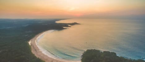 Di pantai, handuk pantai, dan yoga pantai