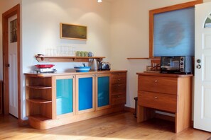 Comfort studio | Privékitchenette | Een koelkast, een koffiezetapparaat/waterkoker, een waterkoker