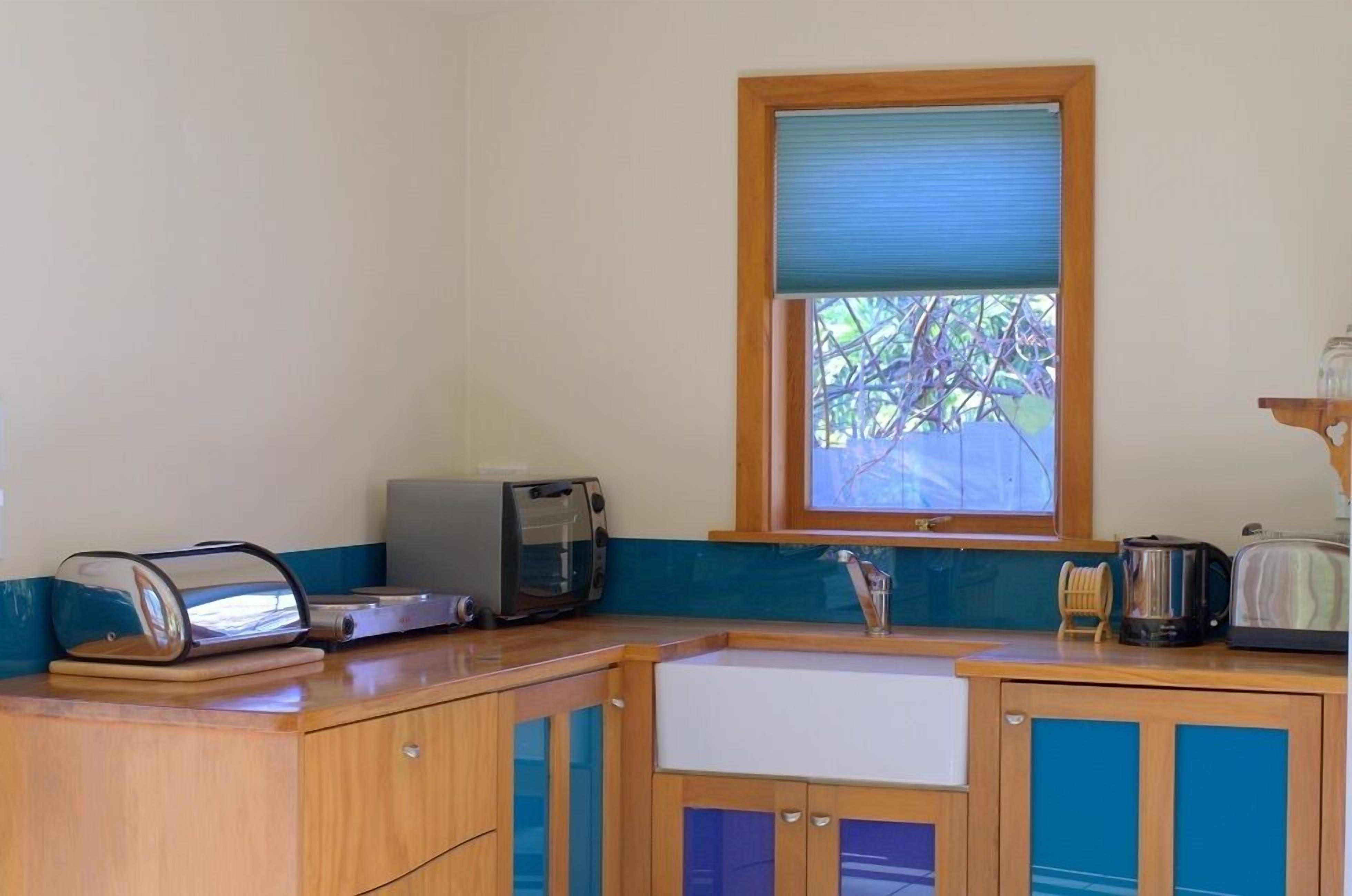 garden studio - cottage | private kitchenette | fridge, coffee/tea maker, electric kettle