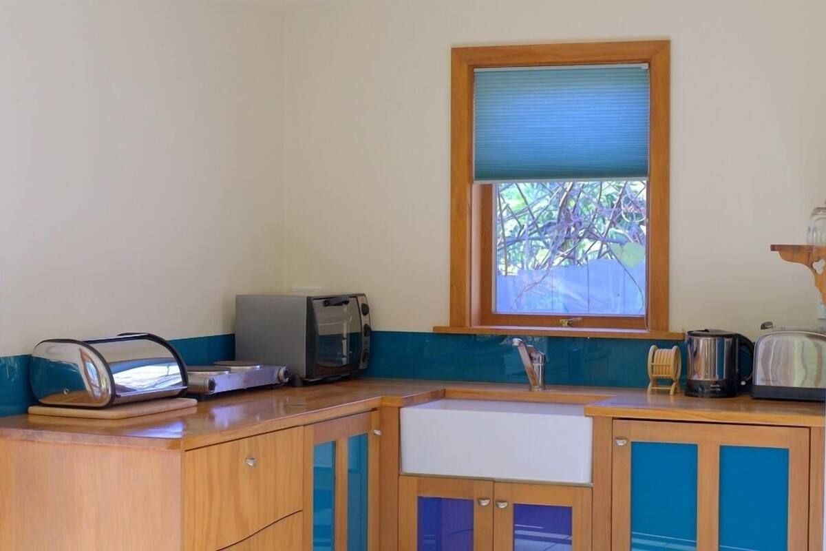 garden studio - cottage | private kitchenette | fridge, coffee/tea maker, electric kettle