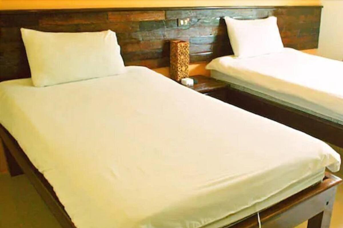 Kamar Twin Standar | Meja kerja, tirai kedap cahaya, dan tempat tidur lipat/tambahan