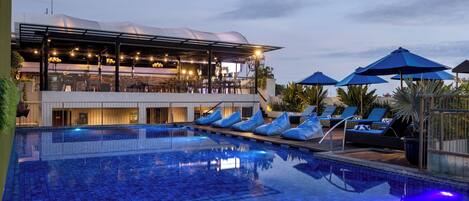 Hồ bơi ngoài trời, dù/ô trên bãi biển/hồ bơi, ghế dài tắm nắng