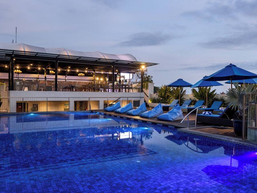 Piscina externa, guarda-sóis, espreguiçadeiras