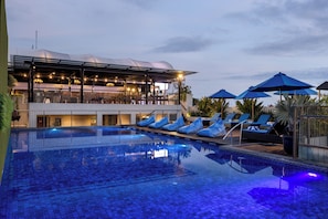 Outdoor pool, pool umbrellas, sun loungers - J4 Hotels Legian (Kuta)