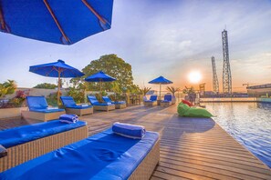 Outdoor pool, pool umbrellas, pool loungers - J4 Hotels Legian (Kuta)