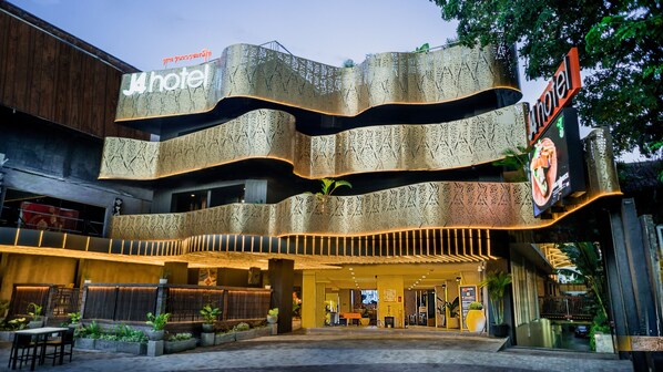 Front of property - J4 Hotels Legian (Kuta)