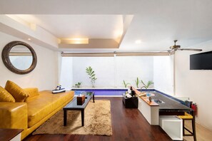 Signature Loft Pool Villa (2BR) | 거실 공간 | 케이블 채널 시청이 가능한 40인치 LED TV, TV