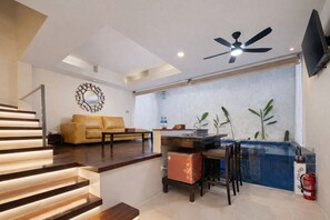 Loftsrom – premier, 1 soverom (2 Storey Floor) | Oppholdsområde | En 40-tommers LED-TV med kabel-kanaler samt TV