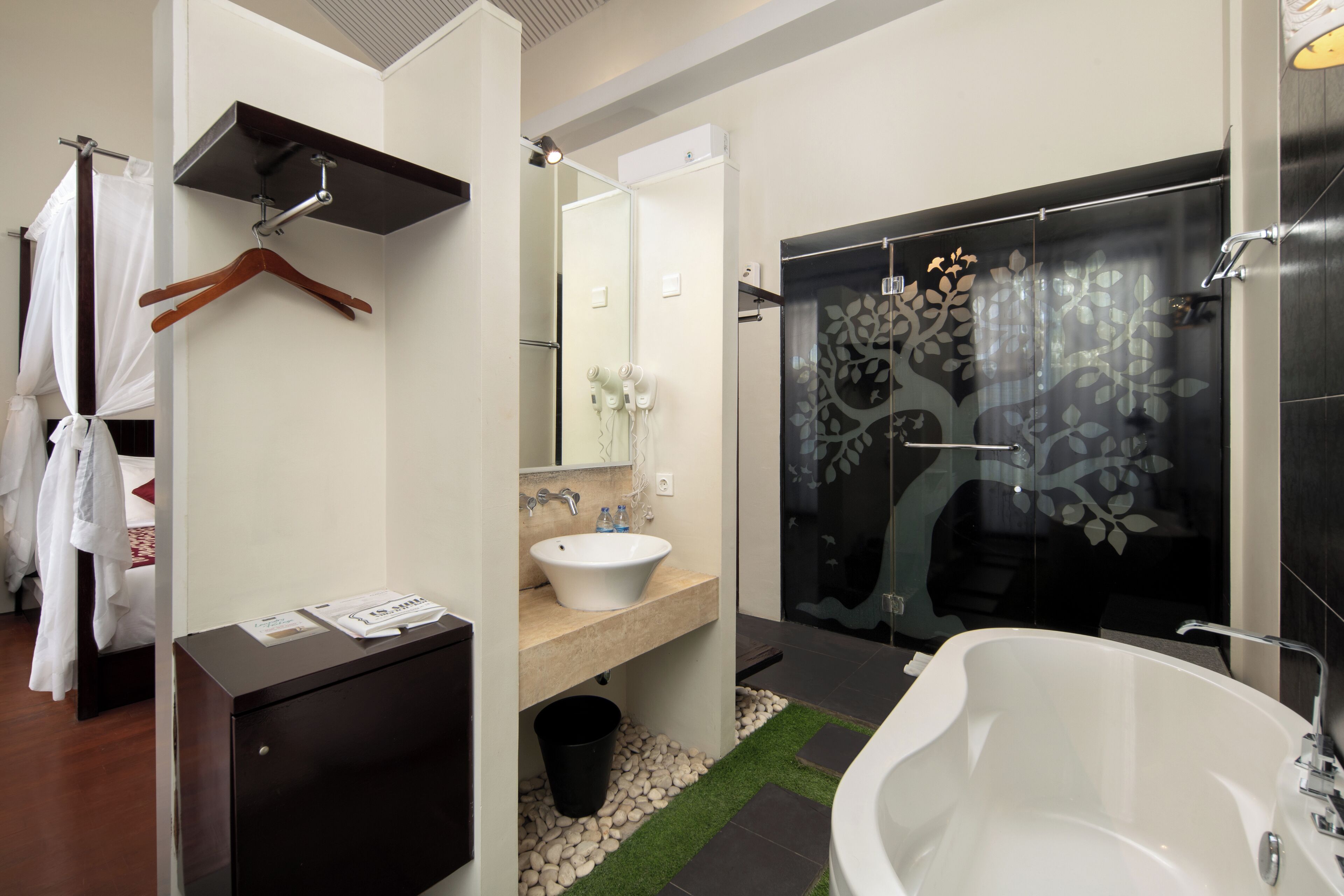 Un baño moderno con una bañera grande, un lavabo y una cabina de ducha de vidrio.
