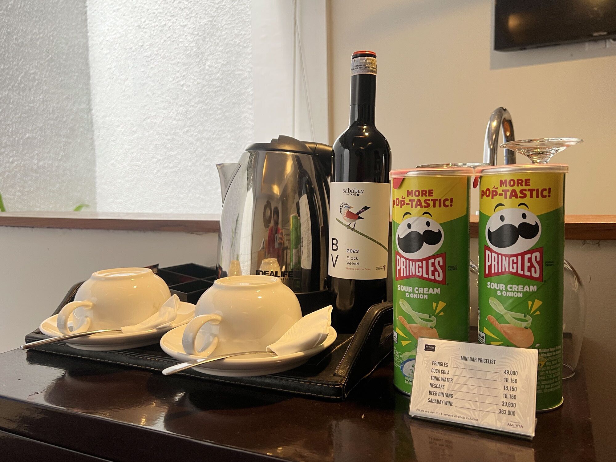 signature suite, 1 bedroom, private pool (loft) | living area | 40-inch led tv with cable channels, tv