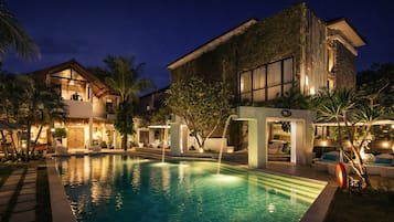 Kolam renang indoor, dengan kursi berjemur